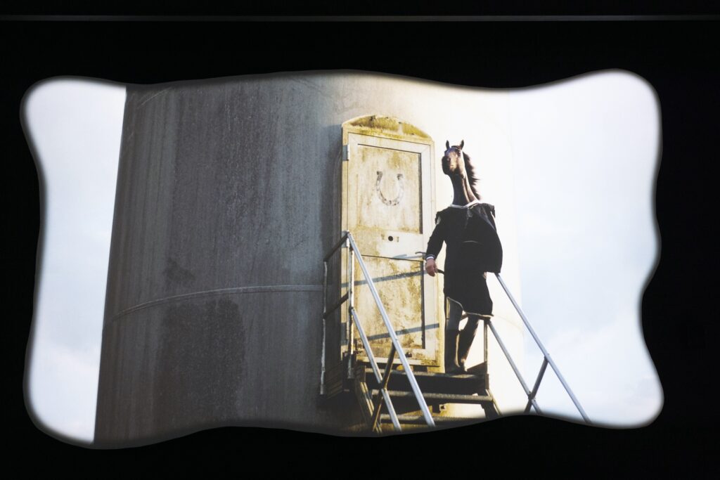 Jérémie Danon a réalisé un film comme un conte contemporain et le présente à Lieu-Commun avec Le Nouveau Printemps sous forme d’installation, accompagné d’objets : des reliques de l’aventure. Pour sa nouvelle édition, du 23 mai au 22 juin 202