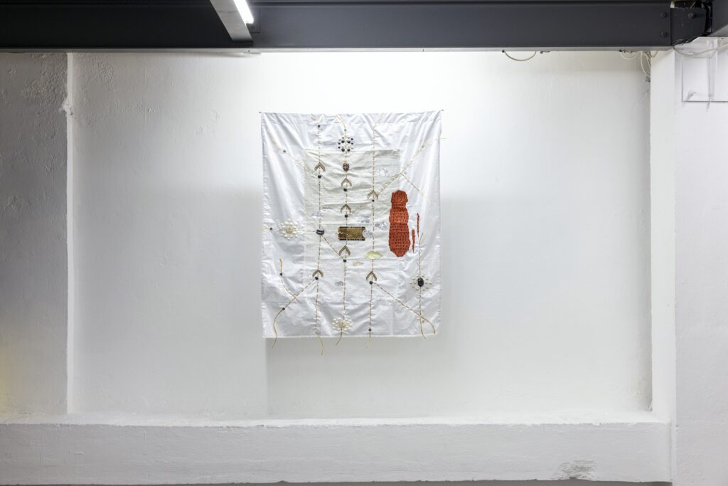 Faire Famille à Lieu-Commun. Commissariat : Yandé Diouf. Avec Binta Dias, Marie-Claire Messouma Manlanbien, Roméo Mivekannin. Pour sa nouvelle édition, du 23 mai au 22 juin 2025, le festival Le Nouveau Printemps investit le quartier Saint-Sernin de Tou