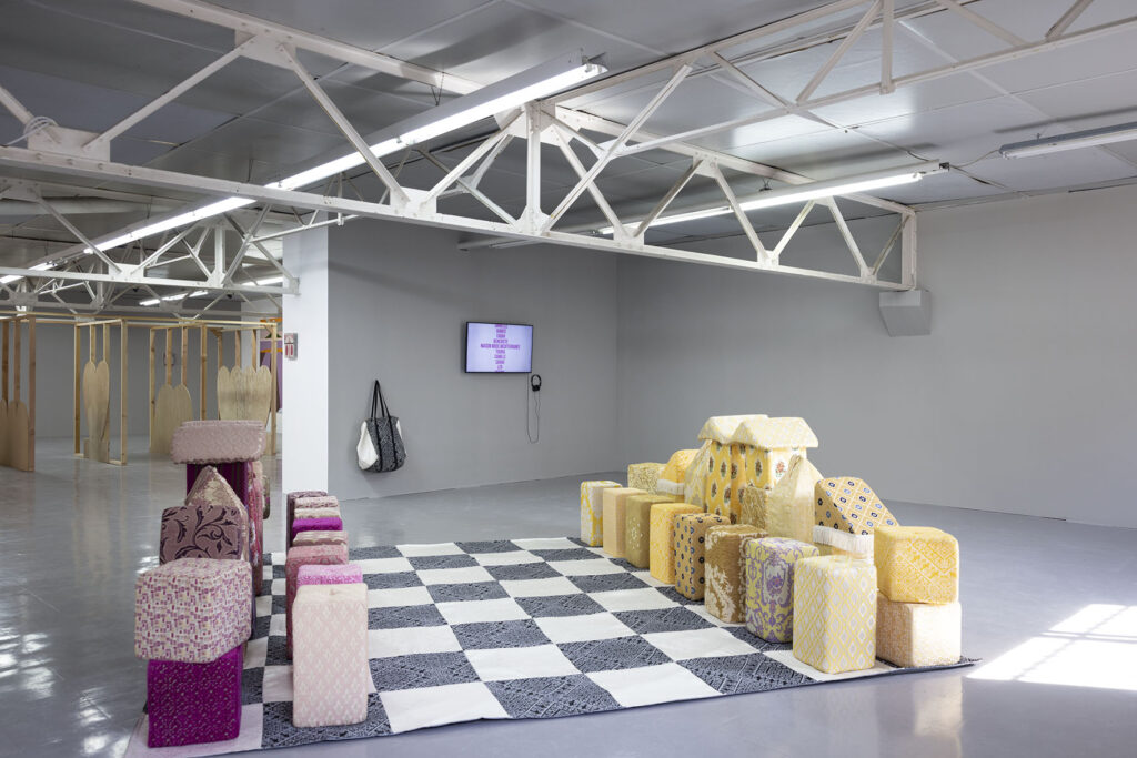 Diaspora Wonderland Toulouse. Exposition collective à Lieu-Commun. À l’occasion du Nouveau Printemps par Rossy de Palma, Diaspora Wonderland s’installe à Toulouse en Occitanie et rassemble les oeuvres de trois artistes : Pilar Albarracin, Zoubida /