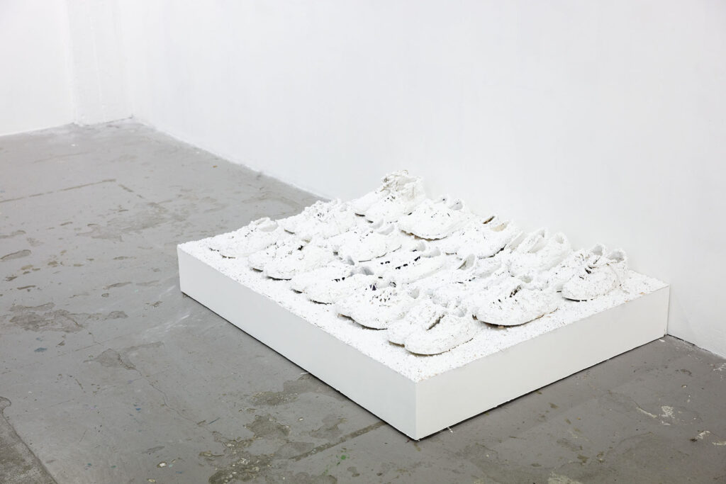Entre les deux, des chemins. Exposition collective à Lieu-Commun. Air de Midi, réseau art contemporain en Occitanie, Documents d'Artistes Occitanie, Lieu-Commun, artist-run space et Le Nouveau Printemps s'associent pour une exposition inédite. En écho