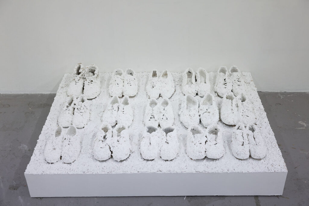 Entre les deux, des chemins. Exposition collective à Lieu-Commun. Air de Midi, réseau art contemporain en Occitanie, Documents d'Artistes Occitanie, Lieu-Commun, artist-run space et Le Nouveau Printemps s'associent pour une exposition inédite. En écho