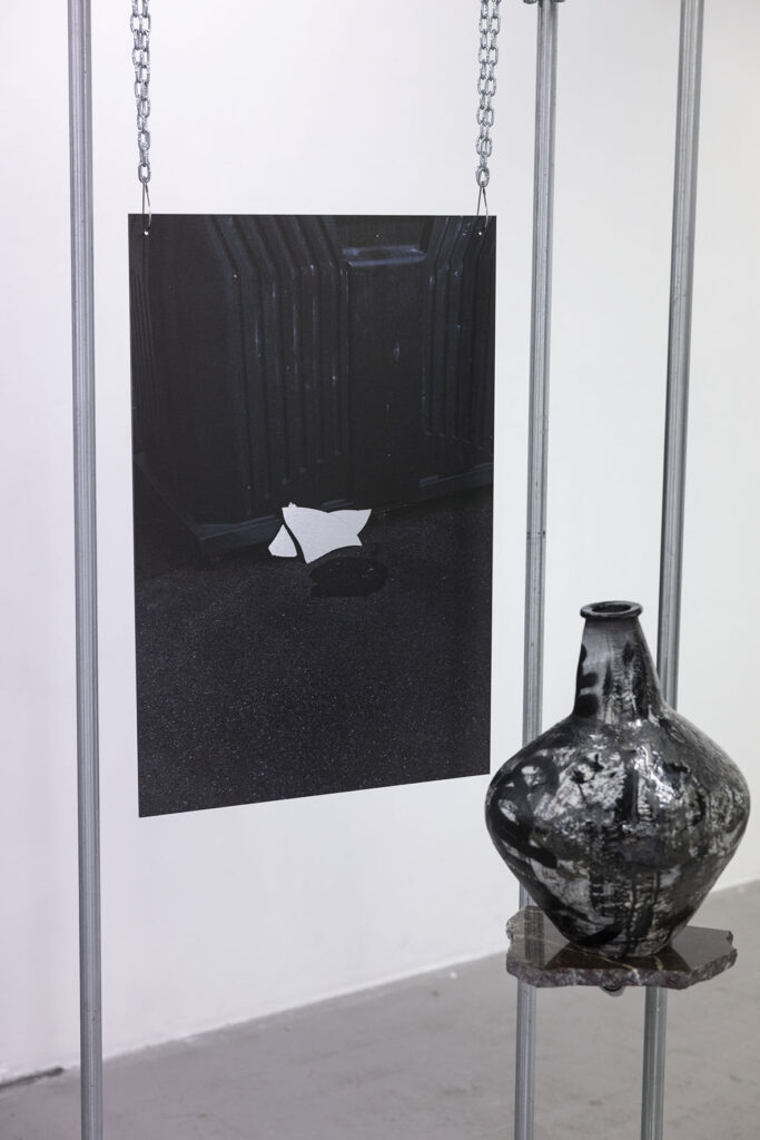 Entre les deux, des chemins. Exposition collective à Lieu-Commun. Air de Midi, réseau art contemporain en Occitanie, Documents d'Artistes Occitanie, Lieu-Commun, artist-run space et Le Nouveau Printemps s'associent pour une exposition inédite. En écho