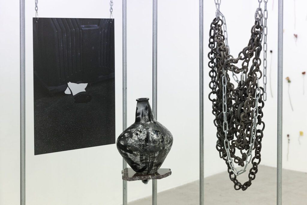 Entre les deux, des chemins. Exposition collective à Lieu-Commun. Air de Midi, réseau art contemporain en Occitanie, Documents d'Artistes Occitanie, Lieu-Commun, artist-run space et Le Nouveau Printemps s'associent pour une exposition inédite. En écho