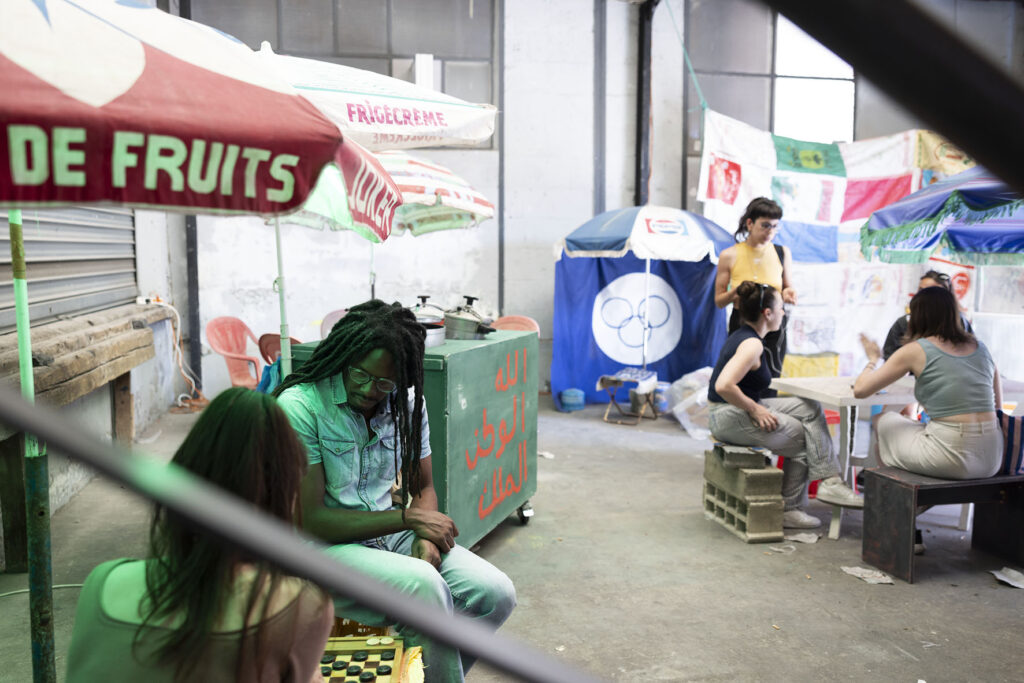 Entre les deux, des chemins. Exposition collective à Lieu-Commun. Air de Midi, réseau art contemporain en Occitanie, Documents d'Artistes Occitanie, Lieu-Commun, artist-run space et Le Nouveau Printemps s'associent pour une exposition inédite. En écho