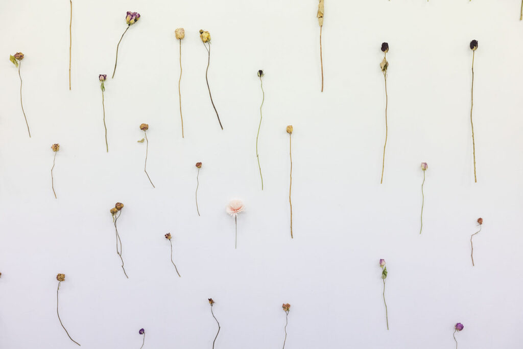 Entre les deux, des chemins. Exposition collective à Lieu-Commun. Air de Midi, réseau art contemporain en Occitanie, Documents d'Artistes Occitanie, Lieu-Commun, artist-run space et Le Nouveau Printemps s'associent pour une exposition inédite. En écho
