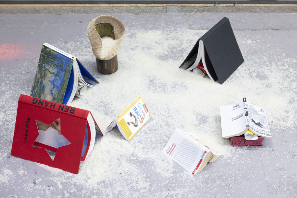 Entre les deux, des chemins. Exposition collective à Lieu-Commun. Air de Midi, réseau art contemporain en Occitanie, Documents d'Artistes Occitanie, Lieu-Commun, artist-run space et Le Nouveau Printemps s'associent pour une exposition inédite. En écho